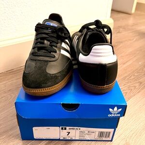 Size 7 black OG Sambas. Only worn once with original box!